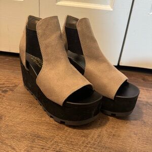 EUC Matisse Ada Wedge Suede